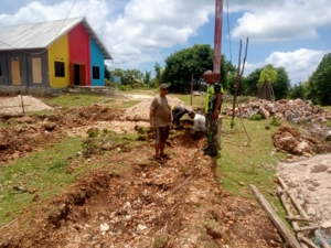 Babinsa Koramil 1627-01/Ba’a Pantau Pengerjaan Pondasi KDKMP Kuli Aisele