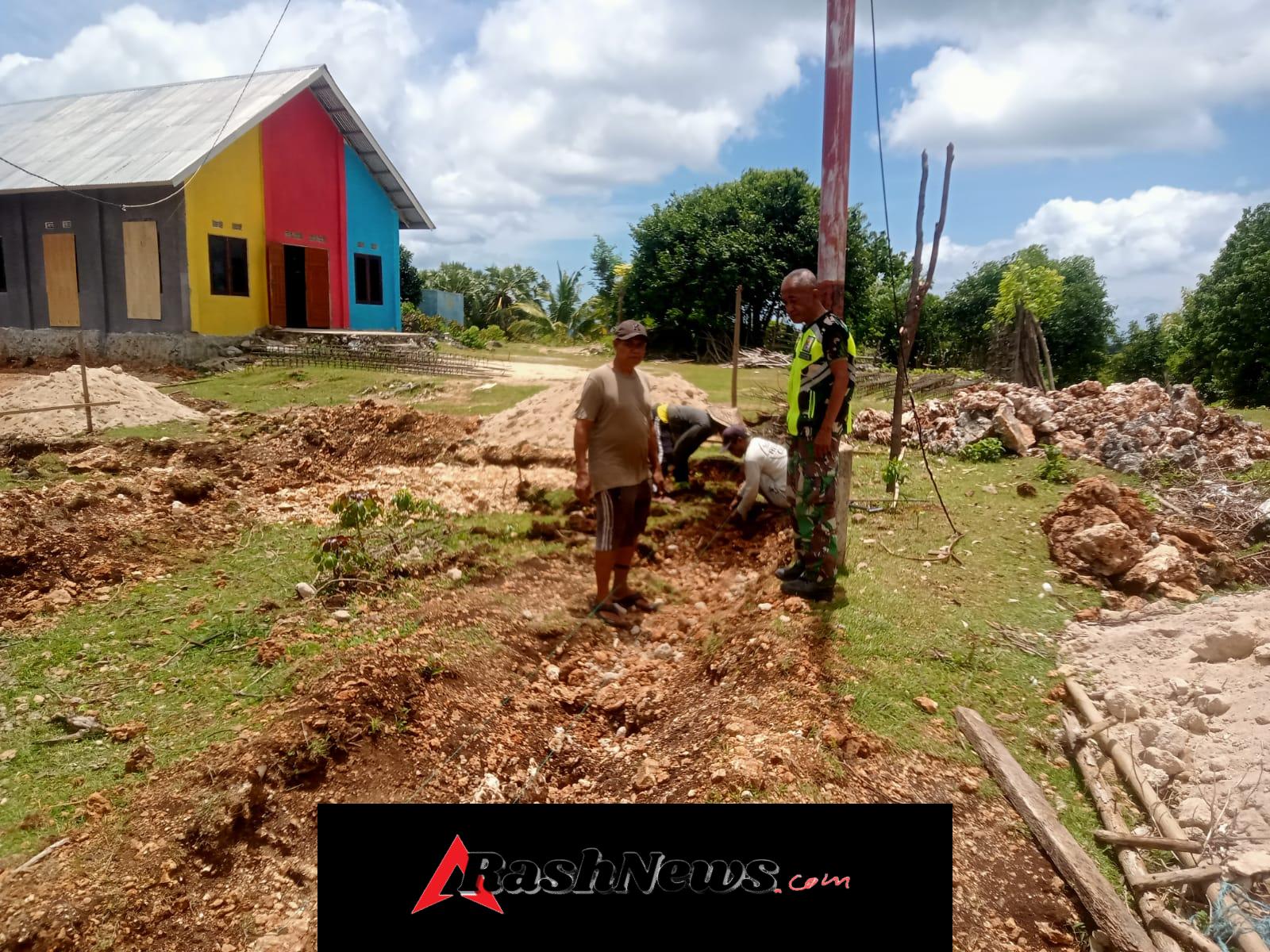 Babinsa Koramil 1627-01/Ba’a Pantau Pengerjaan Pondasi KDKMP Kuli Aisele