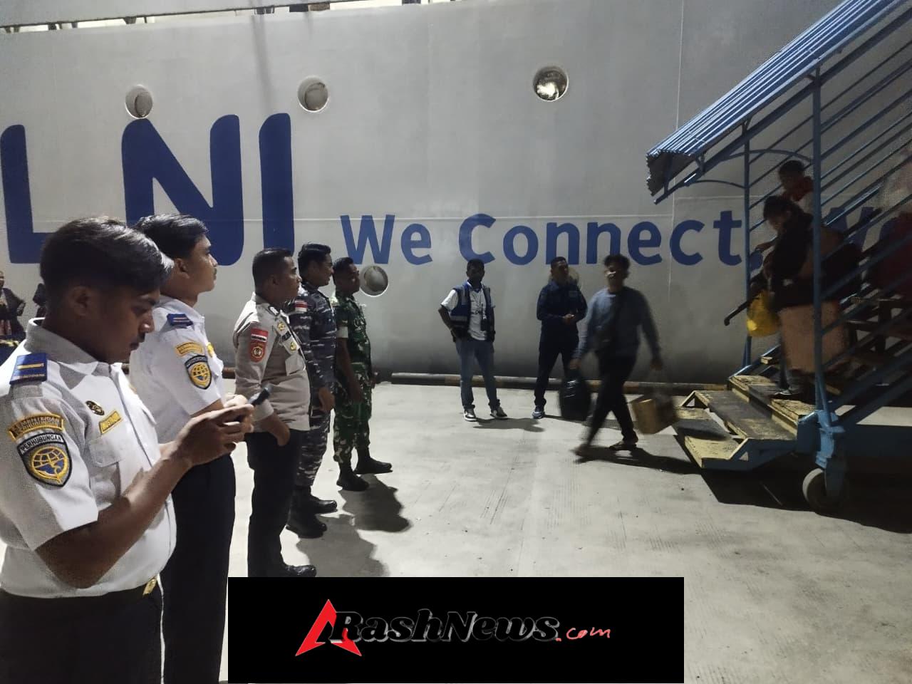 Pengamanan KM Tidar di Pelabuhan Lewoleba, Babinsa TNI AD Bersinergi dengan Aparat Terkait