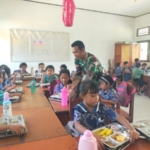 1.097 Paket MBG Disalurkan, Babinsa Lewoleba Lakukan Monitoring di Tiga Sekolah