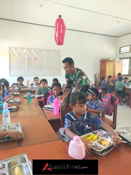 1.097 Paket MBG Disalurkan, Babinsa Lewoleba Lakukan Monitoring di Tiga Sekolah