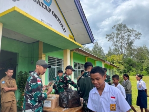 Kehangatan dalam Bubur Bergizi, Satgas Pamtas Yonarhanud 2 Kostrad Berbagi di SMPN Satap Oetolo