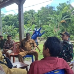Babinsa Laksanakan Komsos Bersama Aparat Desa Elu Loda