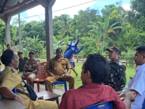 Babinsa Laksanakan Komsos Bersama Aparat Desa Elu Loda