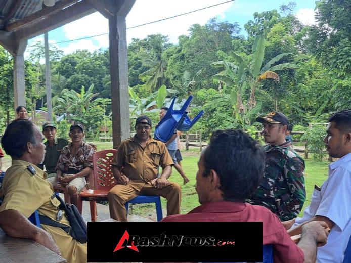 Babinsa Laksanakan Komsos Bersama Aparat Desa Elu Loda