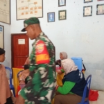 Vaksinasi Campak di Desa Kalampa Berjalan Lancar, Babinsa TNI Bersinergi Dengan Puskesmas Woha