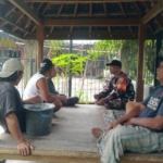 Melalui Komsos, Babinsa Lenek Kalibambang Bangun Kebersamaan dan Solidaritas Masyarakat