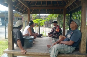 Melalui Komsos, Babinsa Lenek Kalibambang Bangun Kebersamaan dan Solidaritas Masyarakat