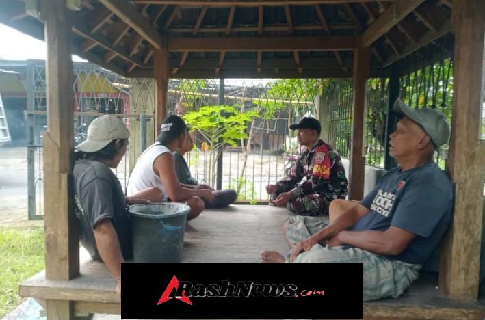 Melalui Komsos, Babinsa Lenek Kalibambang Bangun Kebersamaan dan Solidaritas Masyarakat