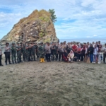 Dukung Program Presiden, Prajurit Kodim 1628/Sumbawa Barat Bersama Warga Bersihkan Pantai