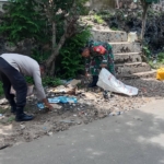 Anggota Koramil 1624-05/Solor Bersama Warga Gelar Jumat Bersih di Lohayong