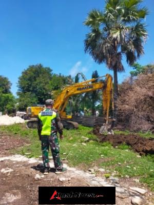Babinsa Koramil 1627-01/Ba’a Pantau Pematangan Lahan Pembangunan KDKMP Desa Nggodimeda