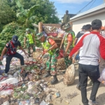 Sinergi TNI-Polri dan Masyarakat Bersihkan Sampah di Pasar Desa Oi Maci