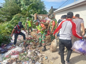 Sinergi TNI-Polri dan Masyarakat Bersihkan Sampah di Pasar Desa Oi Maci