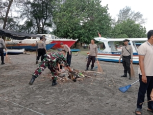 TNI-Polri dan Warga Bersatu Bersihkan Pantai KLU