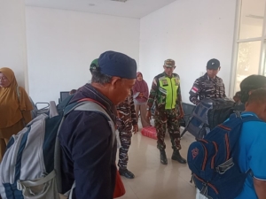 Babinsa Koramil 1602-01/Ende Gelar Komsos dan Pamwil Saat Kedatangan KM WILIS