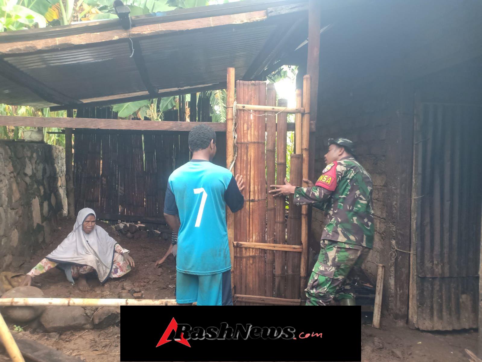 Babinsa Kodim 1622/Alor Bantu Warga Perbaiki Atap Dapur di Desa Ampera