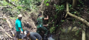 Babinsa Koramil Wulanggitang Ajak Warga Jaga Sumber Mata Air di Musim Cuaca Ekstrem