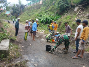 Kaur Umum Desa Mbawa dan Ketua Adat Turut Sukseskan Kegiatan Gotong Royong