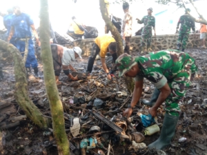 Gotong Royong Bersama TNI-Polri dan Pemdes Lewintana Perkuat Kepedulian Lingkungan