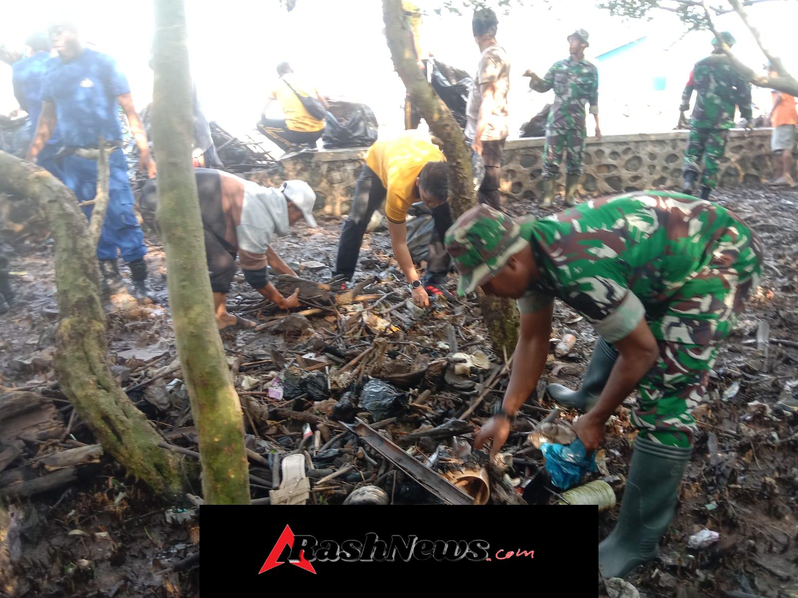 Gotong Royong Bersama TNI-Polri dan Pemdes Lewintana Perkuat Kepedulian Lingkungan