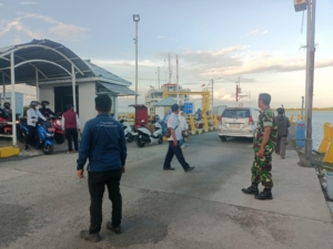 Sertu Jumadi Pimpin Pengamanan Pelabuhan Penyebrangan Poto Tano, Arus Penyeberangan Aman