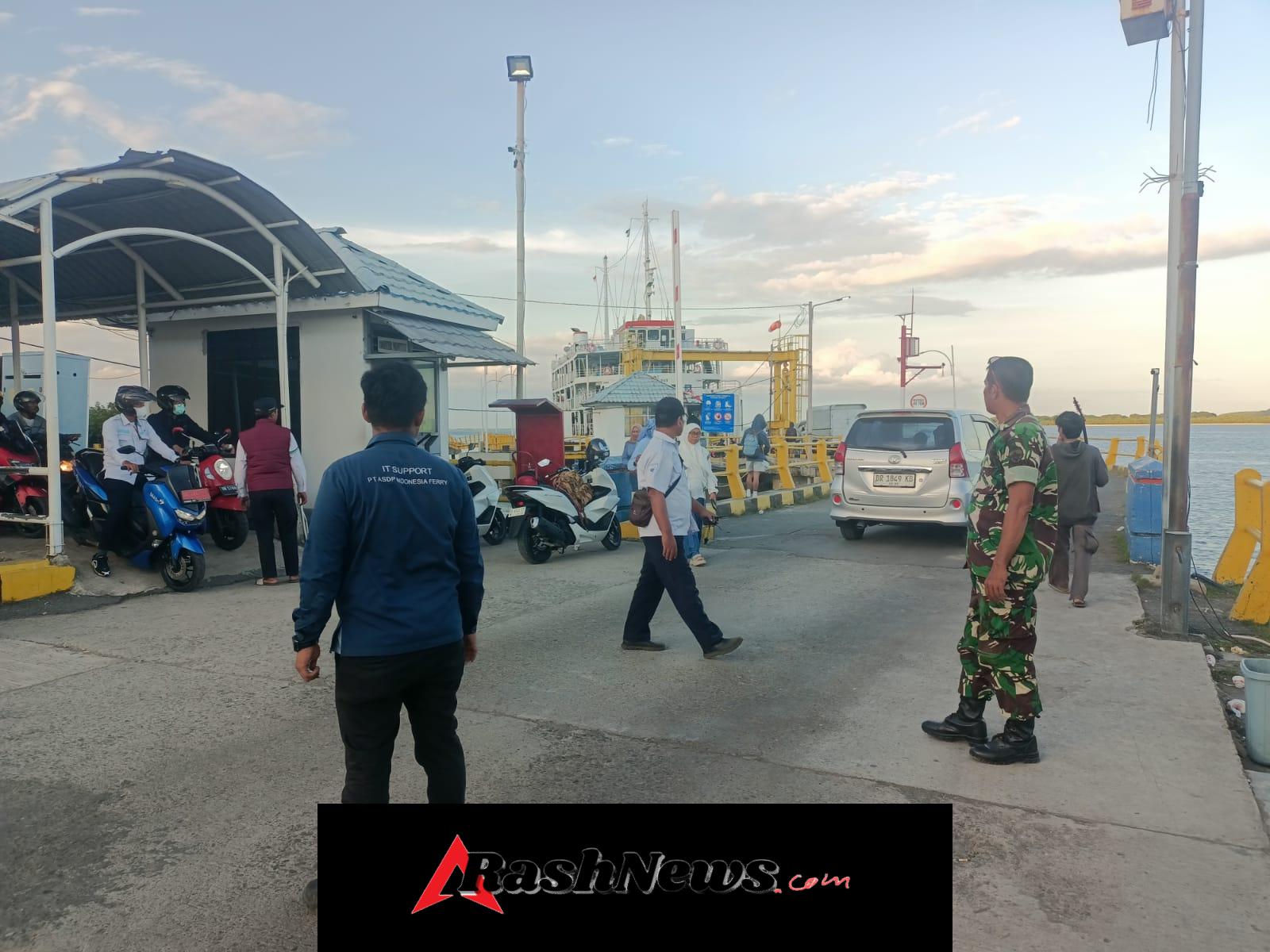 Sertu Jumadi Pimpin Pengamanan Pelabuhan Penyebrangan Poto Tano, Arus Penyeberangan Aman