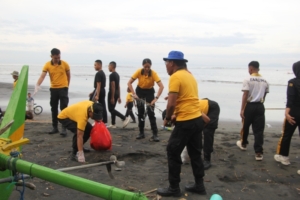 Polres Jembrana Pimpin Aksi Bersih Pantai Tanjung Cemara, Wujud Kepedulian Polri terhadap Lingkungan Pesisir