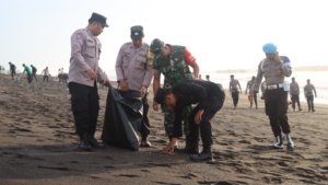 Polsek Dentim Ikut Ambil Bagian dalam Karya Bakti Terpadu Pembersihan Sampah Laut di Pantai Biaung