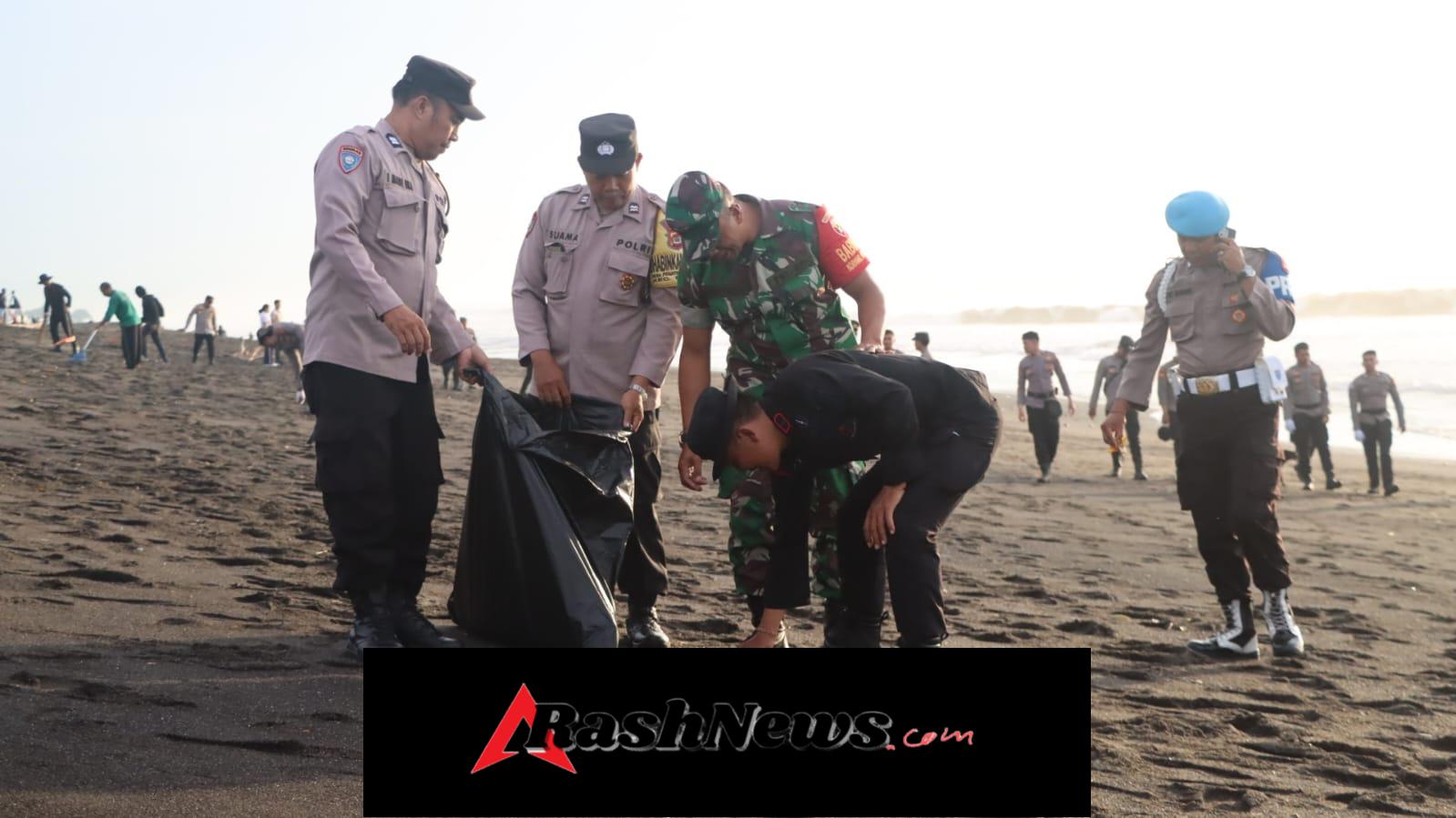 Polsek Dentim Ikut Ambil Bagian dalam Karya Bakti Terpadu Pembersihan Sampah Laut di Pantai Biaung