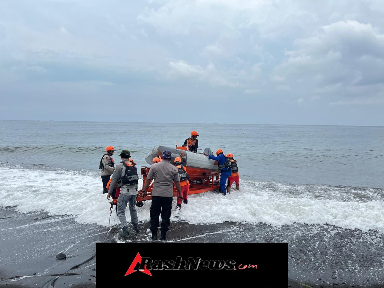 Personel Sat Polairud Polres Karangasem Bergabung Dalam Tim SAR Gabungan Lakukan Pencarian Nelayan Hilang di Perairan Amed