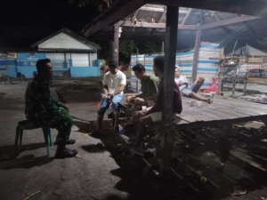 Ciptakan Rasa Aman, Babinsa Rasabou Patroli Malam di Dusun Samangawa