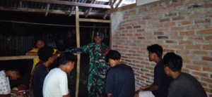 Kongkow Bersama Warga, Babinsa Nusa Jaya Perkuat Keamanan Lingkungan