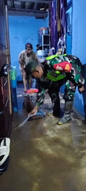 Babinsa Tanggap Cepat Hadapi Luapan Sungai Melayu, Warga Dibantu Evakuasi Barang