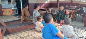 Jalin Silaturahmi, Babinsa Kodim 1628/Sumbawa Barat Komsos di Desa Lamusung