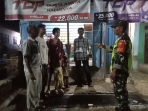 Babinsa Koramil Bolo Gelar Ronda Malam, Ajak Pemuda Jaga Keamanan
