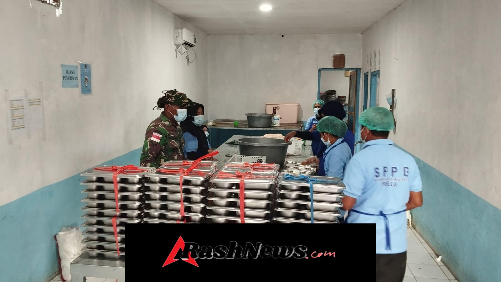 Babinsa Koramil 1627-02/Rote Timur Dampingi Pemberian Makanan Bergizi Gratis bagi Ribuan Pelajar