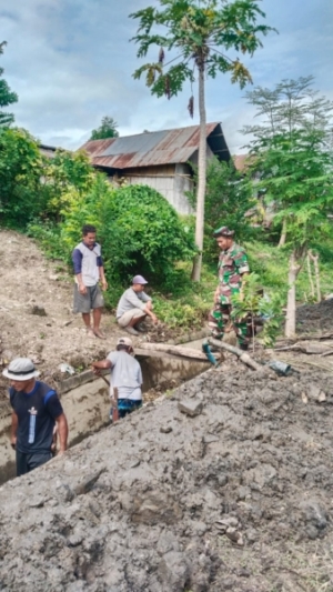 Bersama Warga, Babinsa Koramil 1612-04/Elar Jaga Kelancaran Irigasi Persawahan