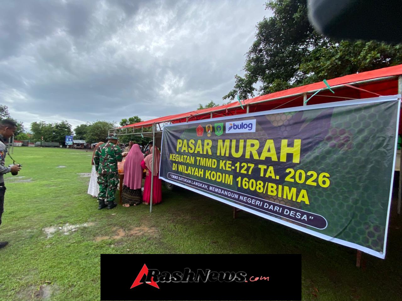 Masyarakat, Khususnya Ibu-Ibu, Ramai Ikut Pasar Murah di TMMD Kodim 1608/Bima