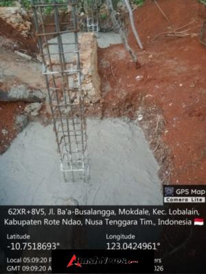 Babinsa Monitoring Wilayah dan Awasi Pengecoran KDKMP Kelurahan Mokdale