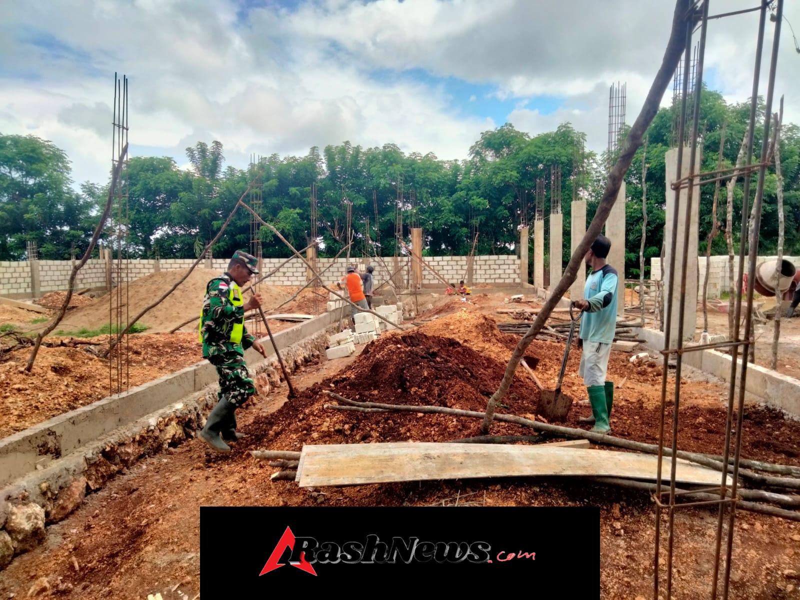 Babinsa Lobalain Kawal Distribusi Material dan Konstruksi KDKMP Desa Lekunik