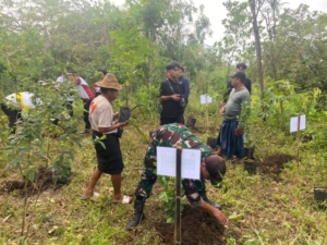 Dukung Pelestarian Alam, Babinsa Kodim 1620/Loteng Hadiri Penanaman Pohon di Desa Tumpak