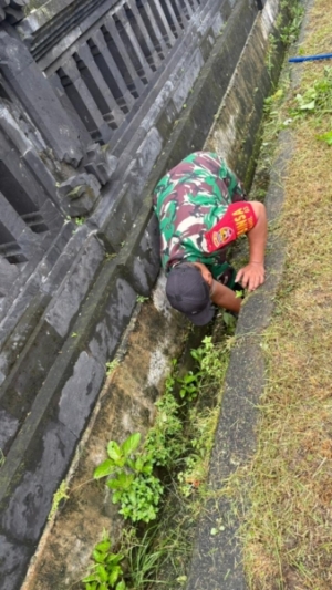 Gelar Gotong Royong, Babinsa Sampalan Tengah Kampanyekan Bersih Lingkungan
