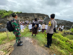 Dikawal Babinsa Bunga Mekar, Balutan Tradisi Dan Spiritual Warnai Upacara Melasti Banjar Adat Sompang