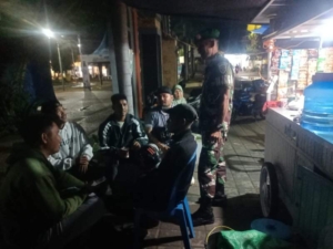 Babinsa Taliwang Ingatkan Warga Jaga Lingkungan Saat Patroli Malam