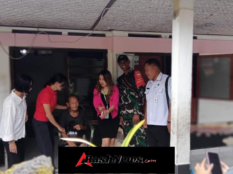 Babinsa Semarapura Kangin Tegaskan 4 Lansia Terima Bantuan Sembako Dari Ketua TP PKK Kabupaten Klungkung