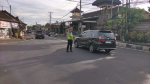Personel Polsek Abiansemal Laksanakan Pengaturan Lalu Lintas Sore di Sejumlah Titik