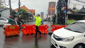 Hujan Tak Reda Personel Polsek Kuta Utara Tetap Siaga Beri Pelayanan Kepada Masyarakat
