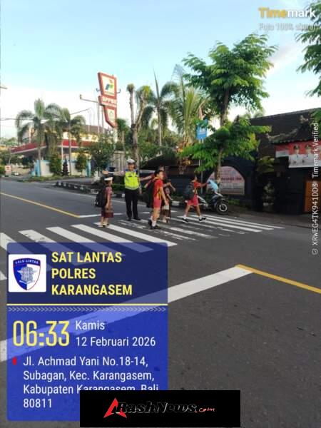 Polisi Sahabat Anak, Anggota Lantas Polres Karangasem Laksanakan Penyebrangan Pelajar SD Negeri 4 Subagan