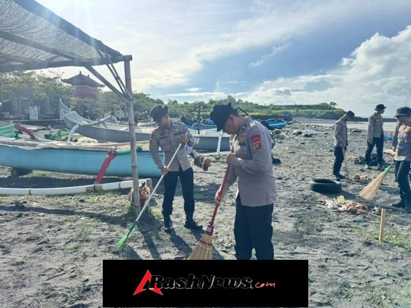 Kurve di Pantai Yeh Gangga Personil Brimob Ajak Masyarkat Jaga Kebersihan
